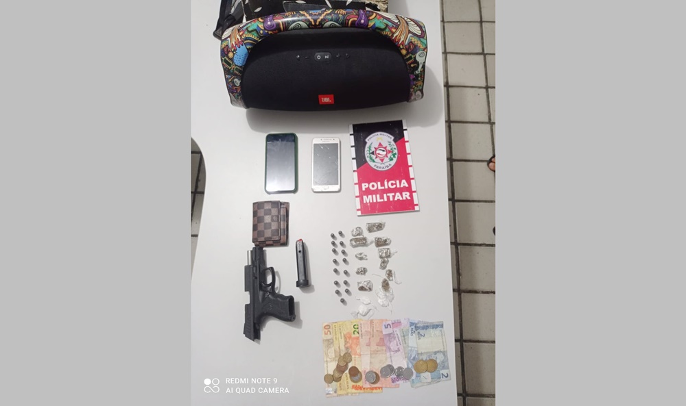 Polícia aborda carro e prende suspeito com arma e drogas no Sertão