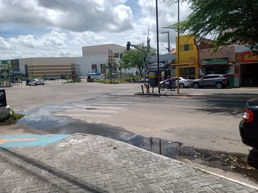 Galeria estoura novamente e chama a atenção das pessoas que circulam pelo centro de Patos