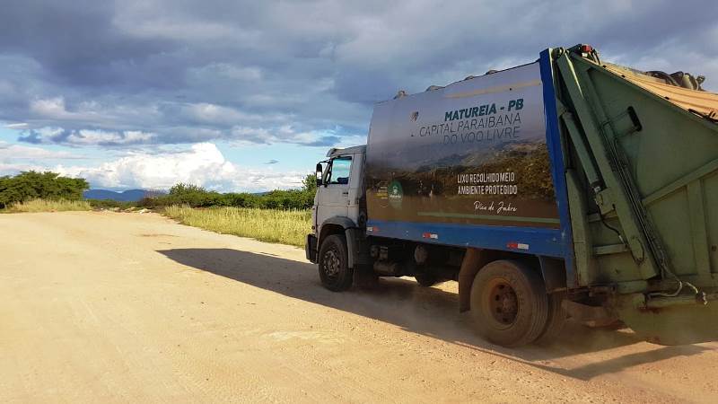 Caminhão do lixo de Matureia é flagrado indo descarregar no lixão da cidade de Patos