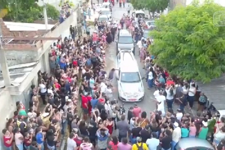 Jovem de Caruaru morta em João Pessoa é sepultada sob forte comoção