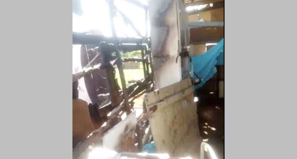 Em Patos: Mulher tem barraco destruído pelo fogo quando estava fora, e suspeita de incêndio criminoso. Veja o vídeo