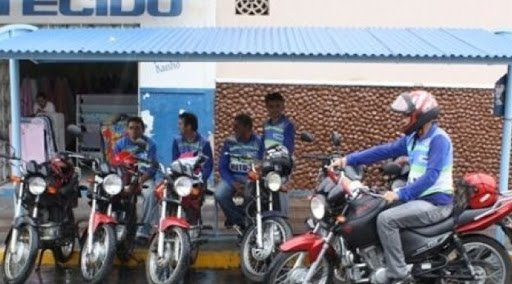 Vereador Jamerson Ferreira cobra descontos nos alvarás da STTRANS e mais políticas de educação no trânsito em Patos. Ouça