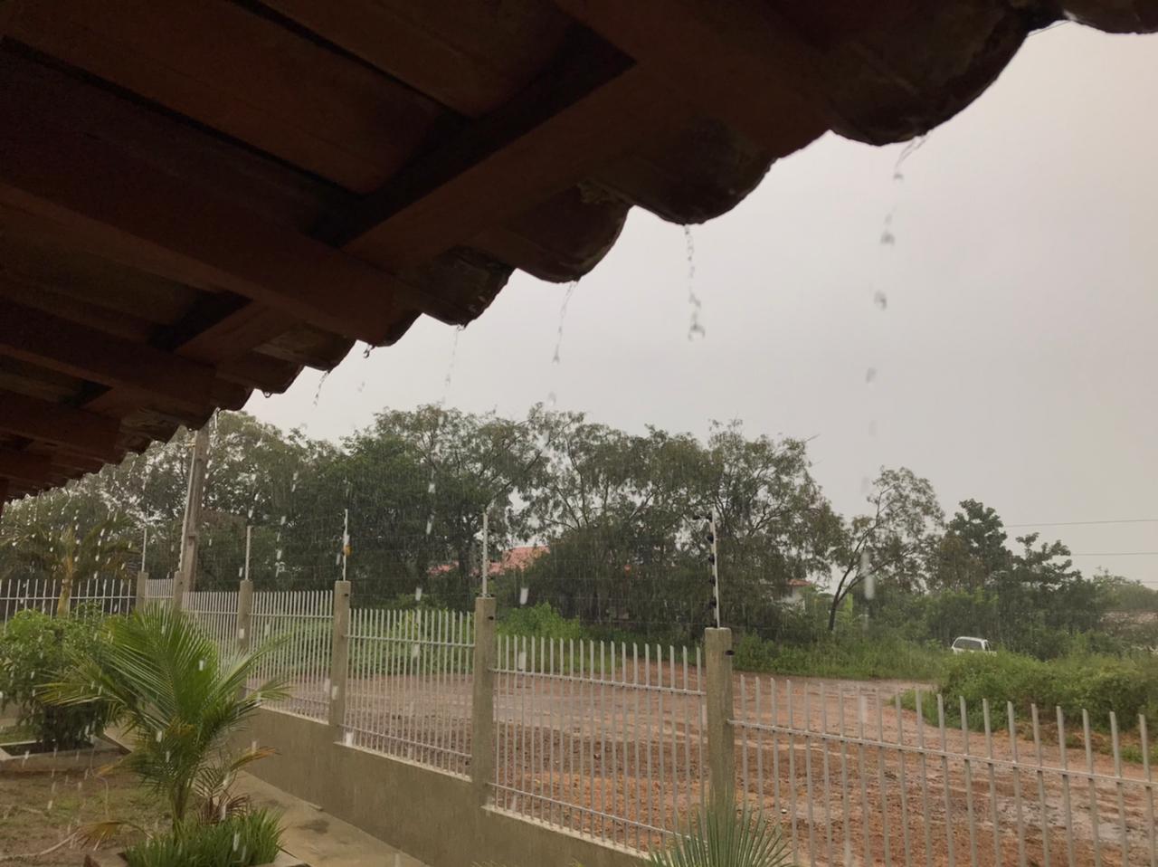 Meteorologia acerta e chove forte e com raios e trovões na zona rural de Santa Terezinha-PB