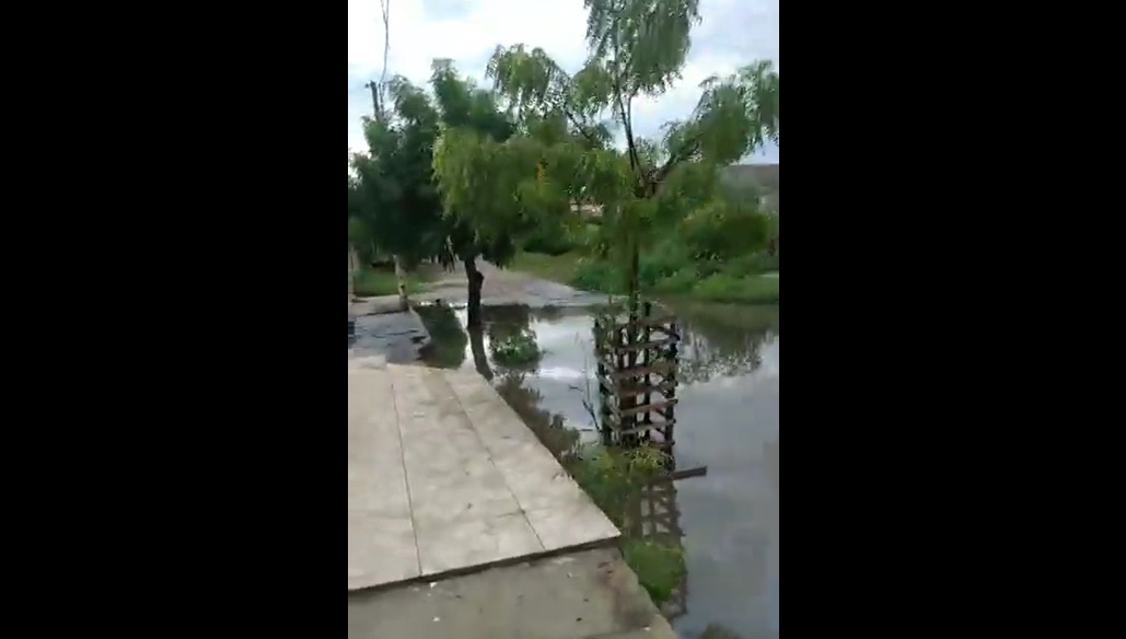 Em Patos: Morador da Rua Sebastião Monteiro, faz live, mostra lama, e cobra das autoridades uma solução . Veja