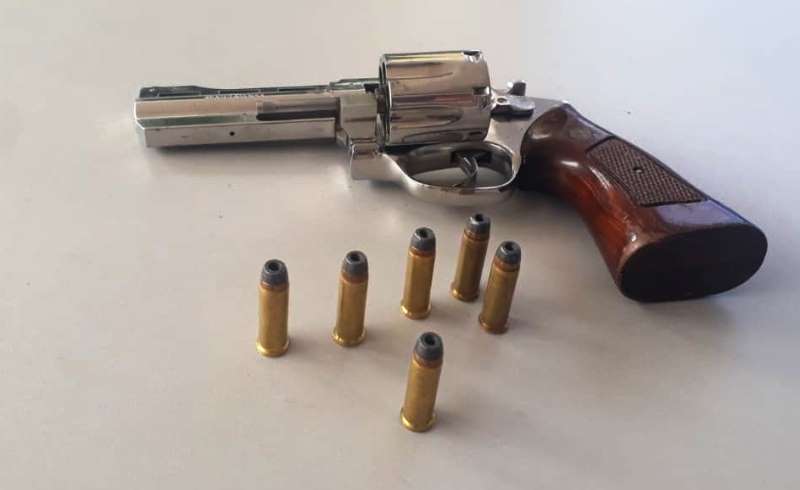 Em ação rápida, Polícia Militar recupera carro roubado, prende um dos assaltantes e apreende revólver, em Patos