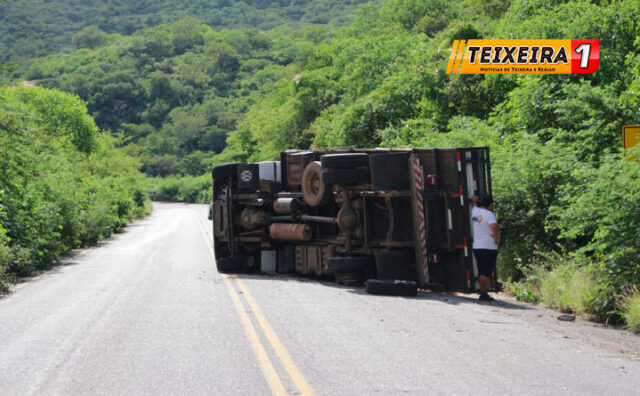 Caminhão carregado com galinhas falta freio e tomba na Serra do Teixeira. Veja o Vídeo