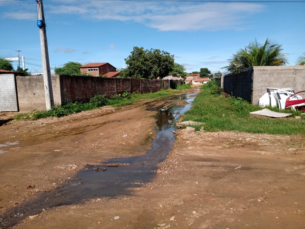 Moradores cobram conserto de galeria estourada no bairro Dona Milindra, em Patos