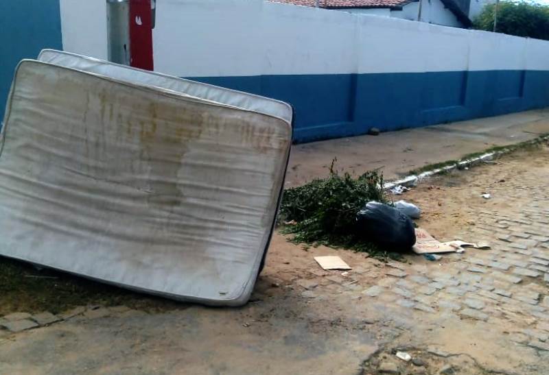Em Patos, dona de casa fica indignada ao ver escola e terreno serem limpos e dias depois os próprios moradores colocarem lixo no local