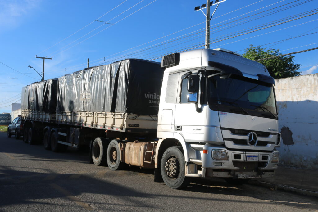 Carga contrabandeada de cigarros, avaliada em mais de R$ 2 milhões, é apreendida na região de Patos