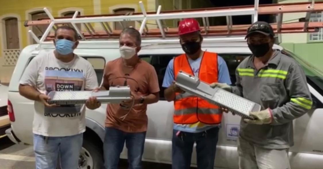 Prefeitura de Patos realiza trabalho de troca de luminárias no Centro da cidade