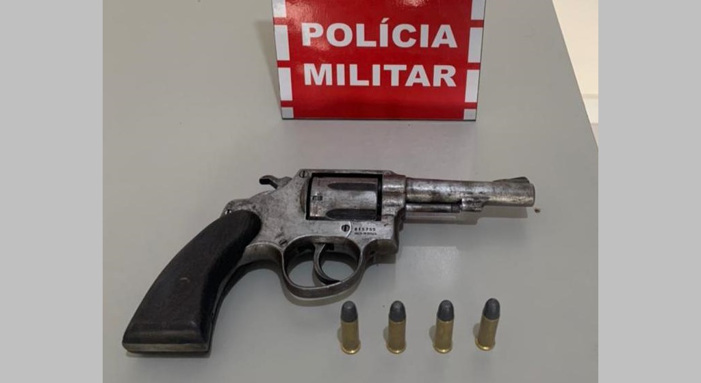 Polícia Militar apreende arma de fogo, em Patos