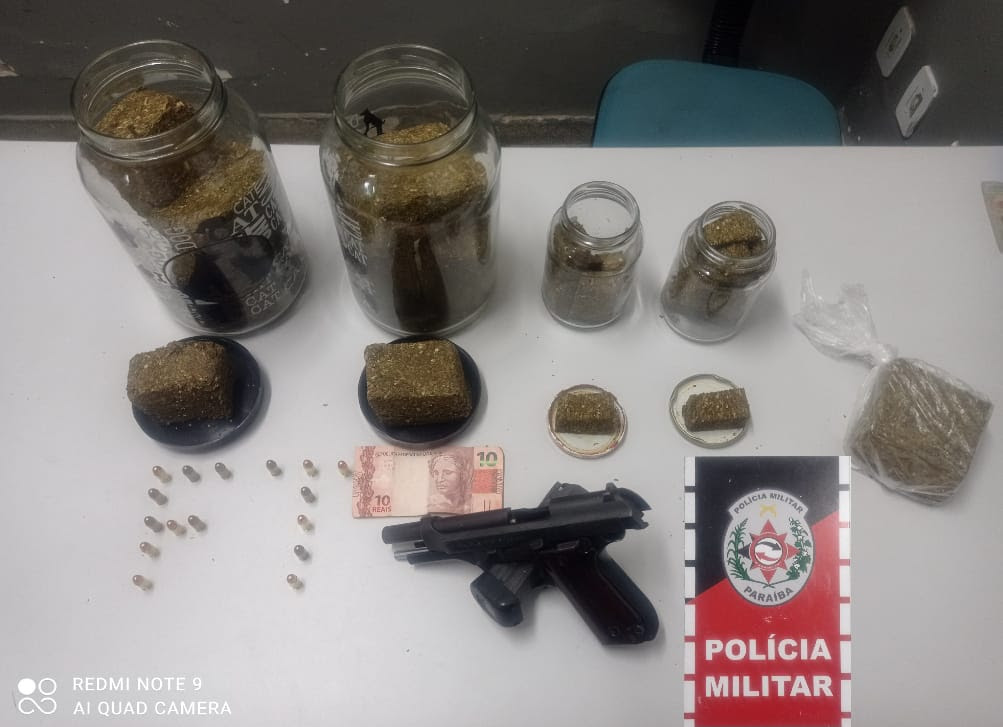 Polícia prende suspeito de tráfico e apreende drogas e uma arma de fogo