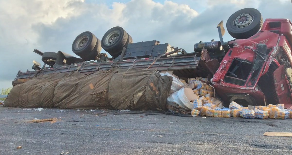 Caminhão carregado com sucos engarrafados e energéticos tomba na Serra do Teixeira neste domingo (09)