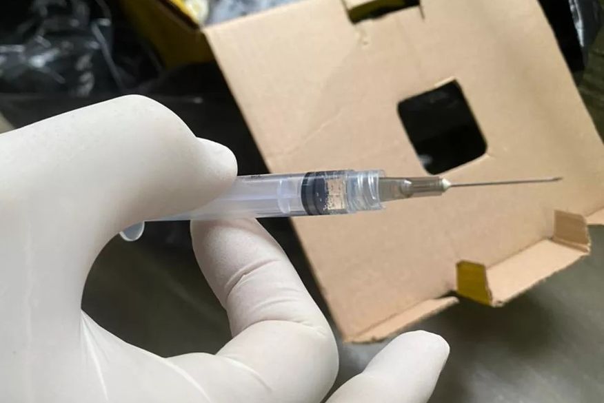 Grave: Família de idoso filma auxiliar de enfermagem fingindo aplicar vacina e seringa com imunizante é encontrada no lixo