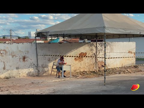 Fiscal é colocado na lateral do Cemitério São Miguel para impedir o depósito de lixo no local