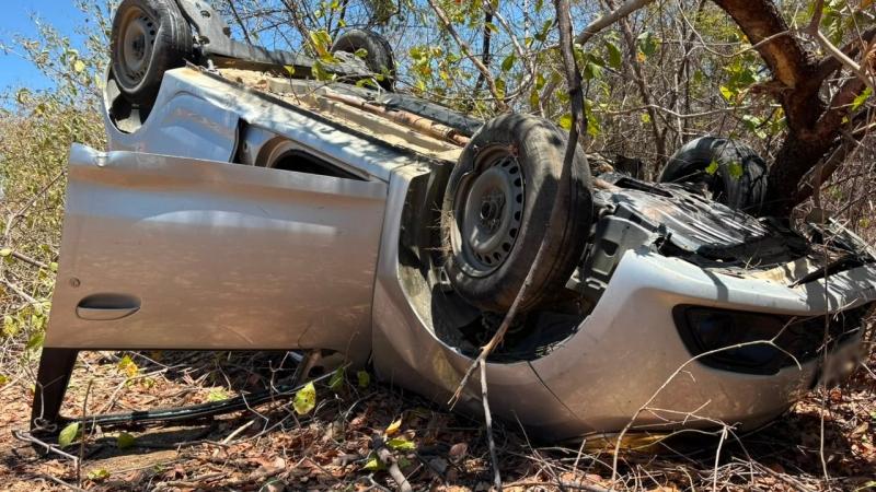 Colisão seguida de capotamento deixa três feridos na BR-361, em Santa Terezinha-PB