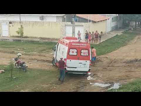 SAMU de Patos tenta atender ocorrência, mas lama e esgoto em rua impedem