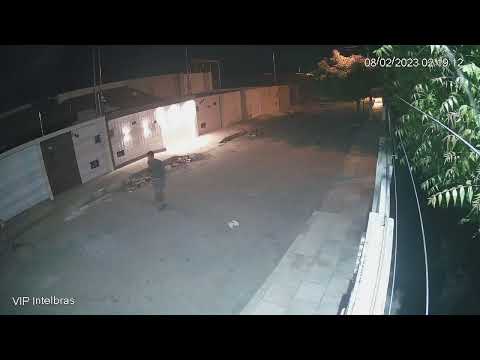 Câmeras de segurança flagram ladrão invadindo casas durante a madrugada no bairro do Salgadinho
