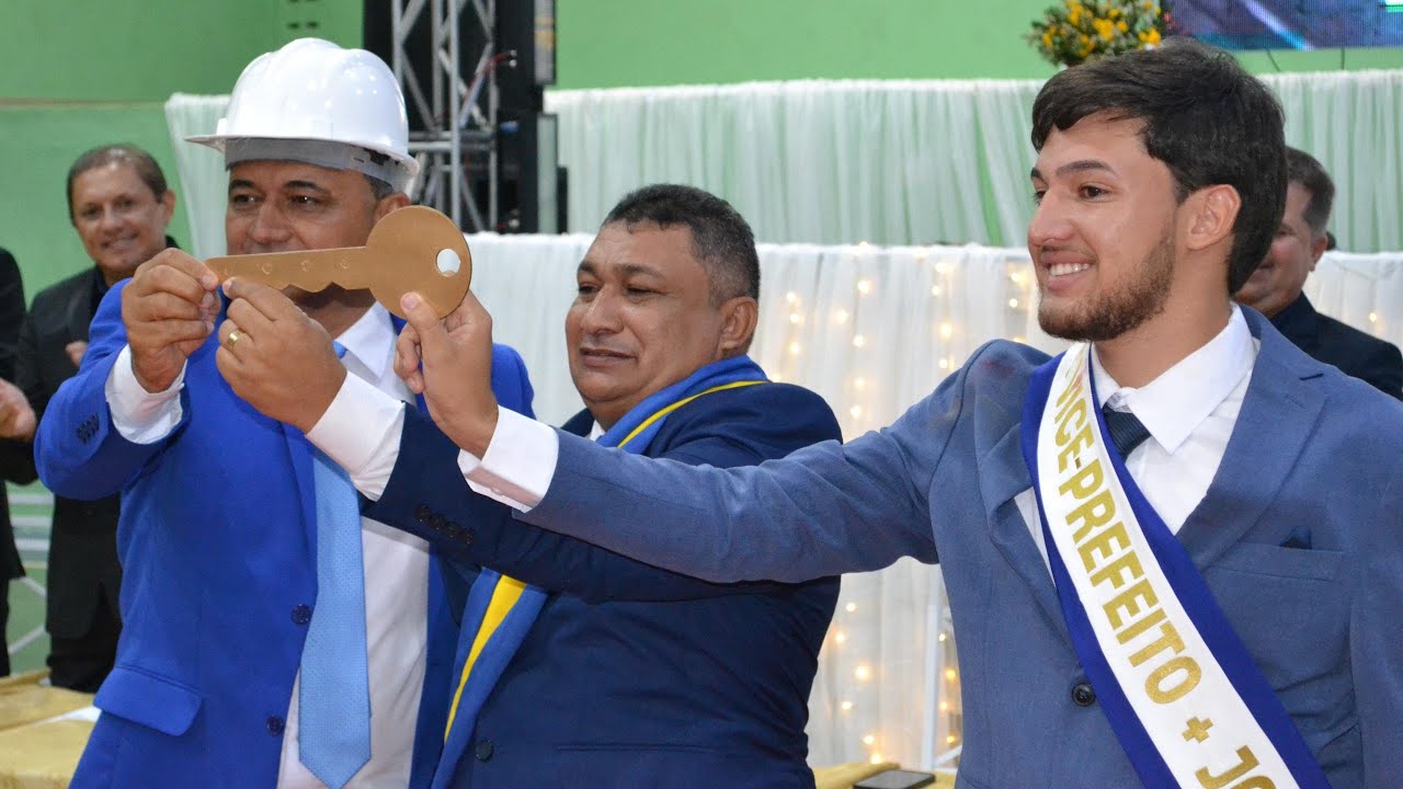 Com homenagens e muita emoção, prefeito Erivan Júlio e vice Yan Alves são empossados em Salgadinho