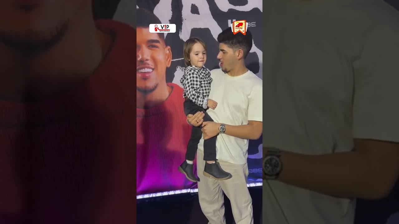 Pequeno Miguelzinho, fã de Zé Vaqueiro, encontra o cantor durante show no São João de Patos