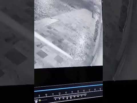 Homem é flagrado furtando lâmpada de poste de iluminação em Patos; veja vídeo