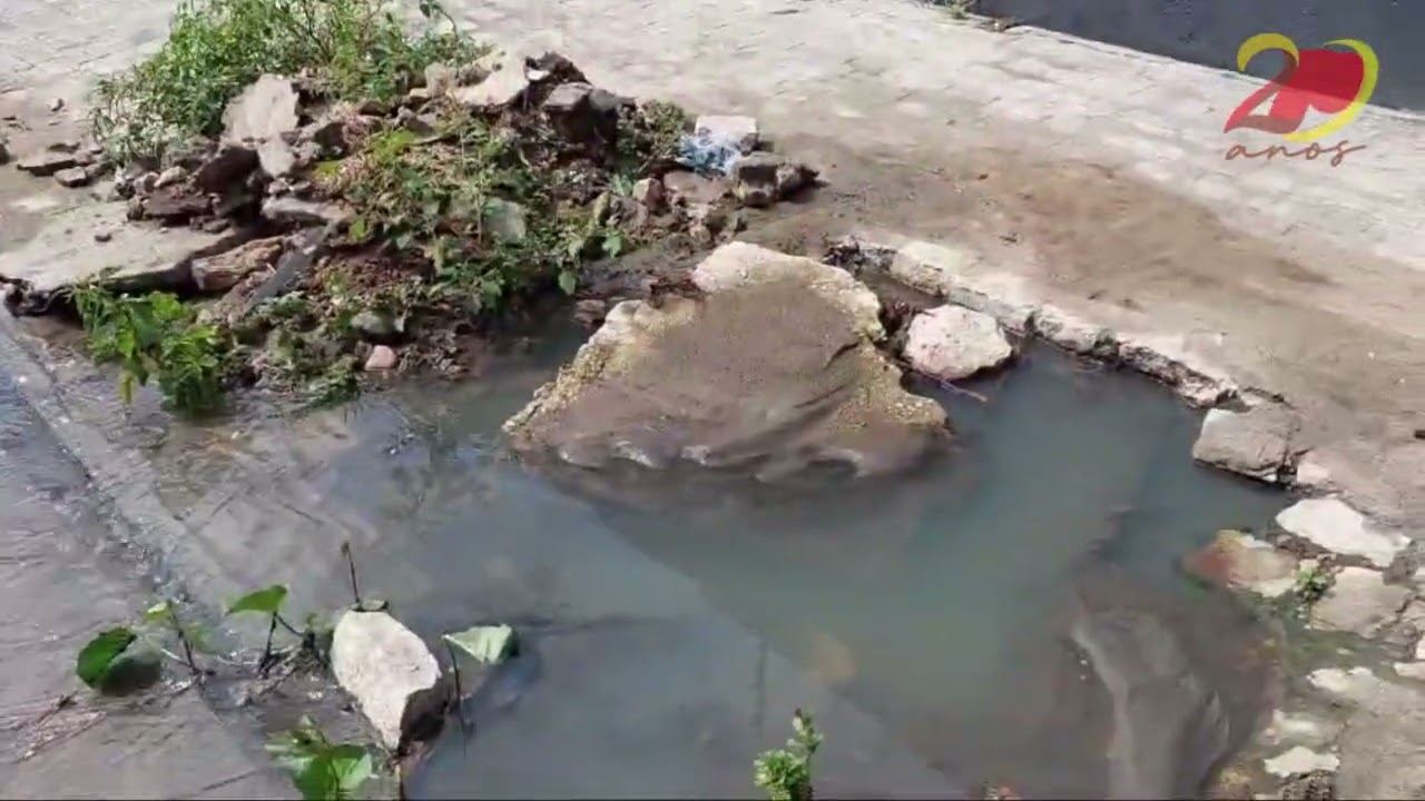 Moradores e trabalhadores do comércio cobram conserto de galeria no Centro de Patos
