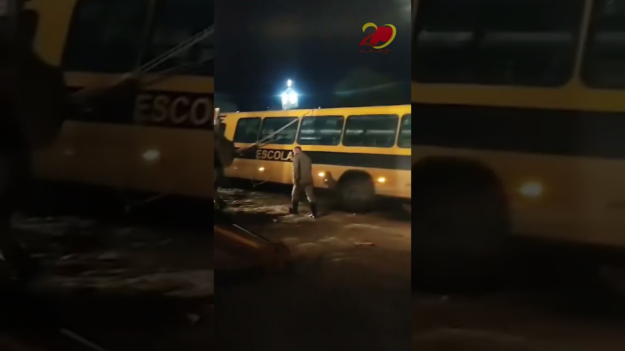Bombeiros são acionados após ônibus escolar ficar preso em buracos e quase tombar sobre residência