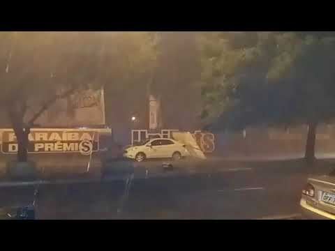 Placa cai sobre carro em Patos - Fevereiro de 2018 - Patosonline.com