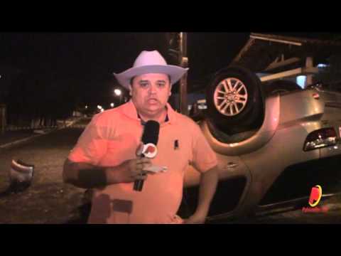 Carro colide em casa no bairro Santo Antônio em Patos PB