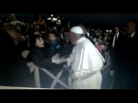 Papa Francisco dá tapa na mão de mulher ao ser agarrado no Vaticano