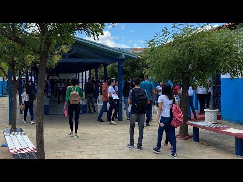 Estudantes participam do primeiro dia de provas do Enem neste domingo (13), em Patos