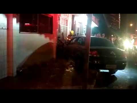 Carro desgovernado atinge motocicletas no Bairro da Liberdade em Patos