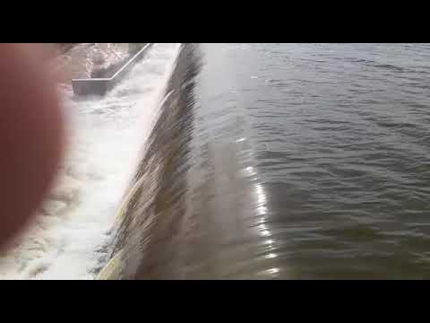 Barragem da Farinha em Patos transborda com grande vazão