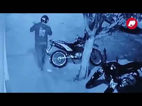 Homem é flagrado por câmera de segurança furtando motocicleta durante festividade em Itaporanga