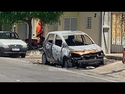 Veículo incendeia na madrugada deste sábado (01), na Rua do Prado, em Patos. Veja vídeo