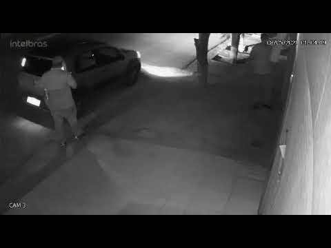 Cidadão é acordado de madrugada por homens lhe chamando e suspeita de golpe. Veja as imagens