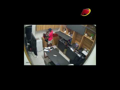 Imagens de câmeras de segurança mostram ação de jovem que foi preso por furto no Centro de Patos