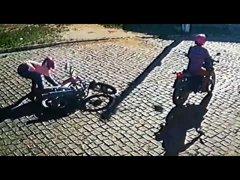 Homens promovem assalto, fogem, se atrapalham, caem e são capturados pela polícia. Veja o vídeo