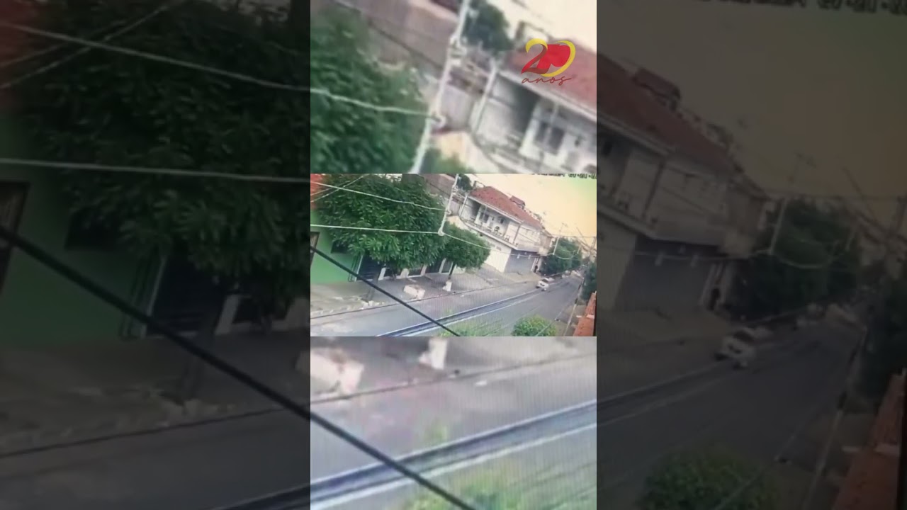 Carro capota após colisão com outro veículo na manhã desta quinta-feira (13), em Patos