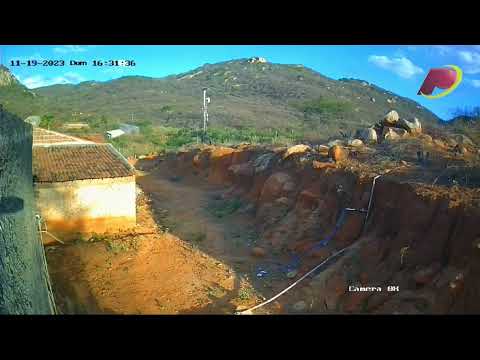 Vídeo mostra momento em que caminhão carregado de carne tomba na Serra do Teixeira, neste domingo