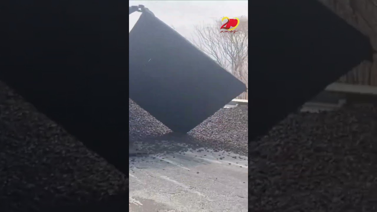 Caminhão carregado com castanhas tomba na Serra do Teixeira nesta quarta-feira (14); o 2º em 24h