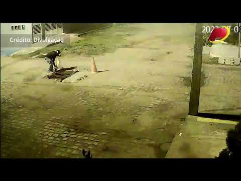 Inusitado: Homem é flagrado furtando cones de sinalização em via pública de Itaporanga; veja vídeo