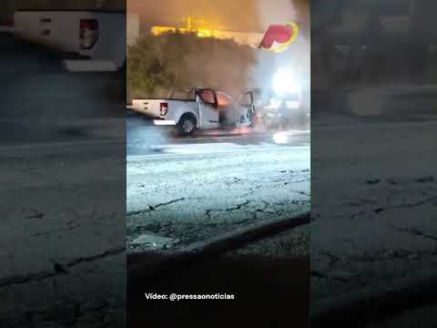 Caminhonete carregada de queijo pega fogo na BR-230, em Patos, na noite desta quarta-feira (06)