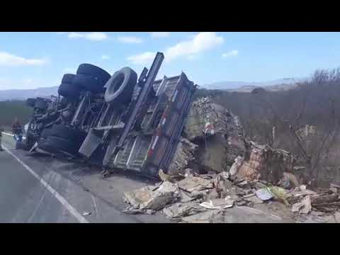 Caminhão carregado tomba entre Quixaba e Cacimba de Areia nesta quinta-feira (10)