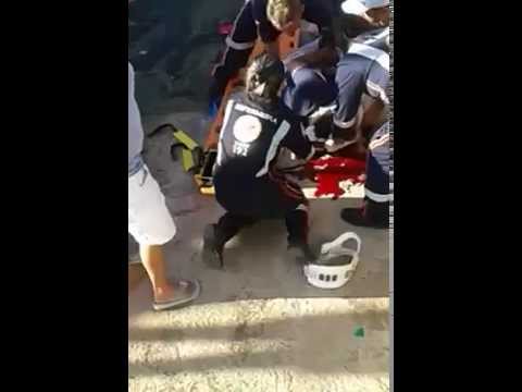Jovem guiando moto perde controle e cai dentro do canal do frango em Patos PB
