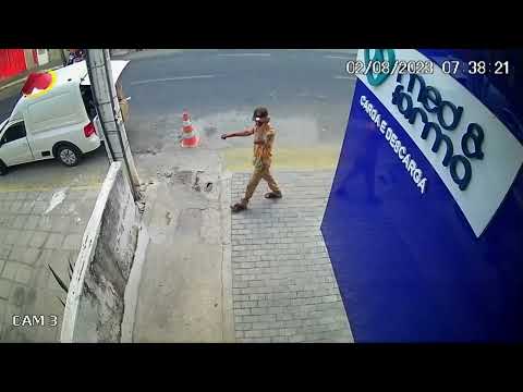 Homem é preso por policial de folga após furto de peça em carro de transportadora, em Patos