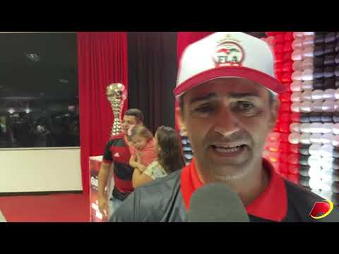 Flamenguistas prestigiam taças do Mundial e da Libertadores e lotam shopping na cidade de Patos