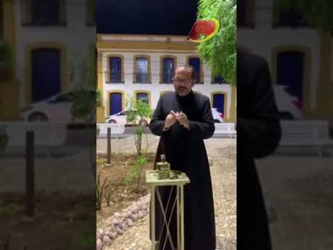 Padre viraliza nas redes sociais ao beber cachaça paraibana em praça pública, no Rio Grande do Norte