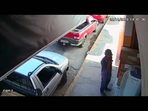 Homem pega aparelho de ar-condicionado de loja do Centro de Patos