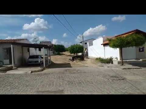 Cidadão mostra rua de bairro de Patos sem pavimentação, mas que no papel consta como calçada